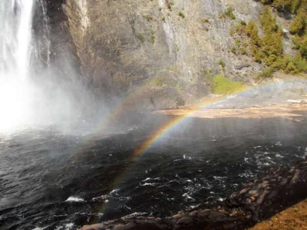 Regenboog aan de voet van de waterval