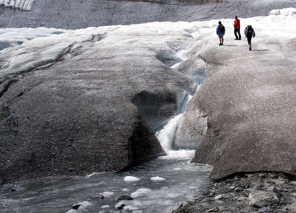 Toeristen op de Rettenbachferner-gletsjer