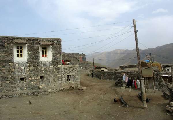 Steinhäuser in Xinaliqu
