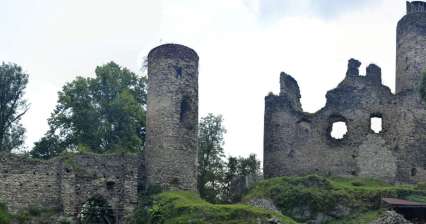 De ruïnes van het Kostomlaty-kasteel