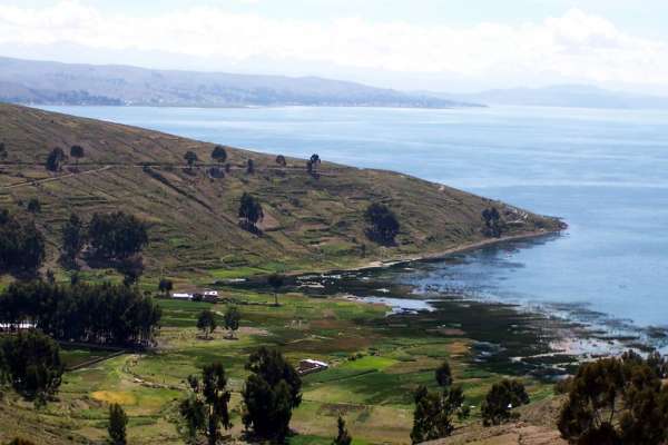 Views of the Wiñaymarka lagoon