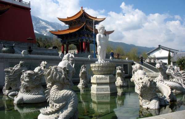 Teich mit Buddha vor dem Tempel 8