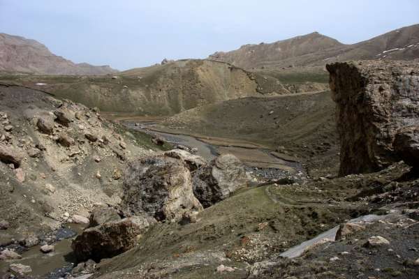 A estrada através do vale para Laza