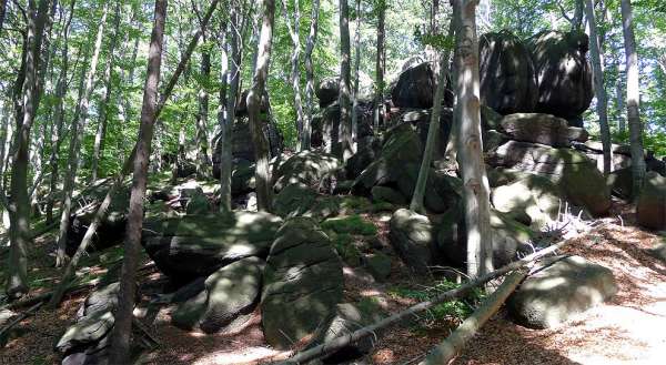 Ridge path between the rock formations