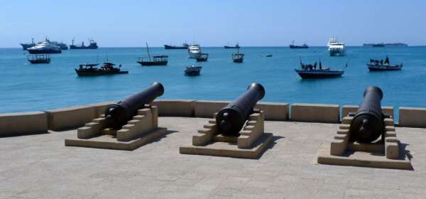 Kanonen im Hafen
