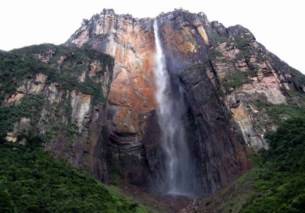 Bajo la cascada más grande del mundo.