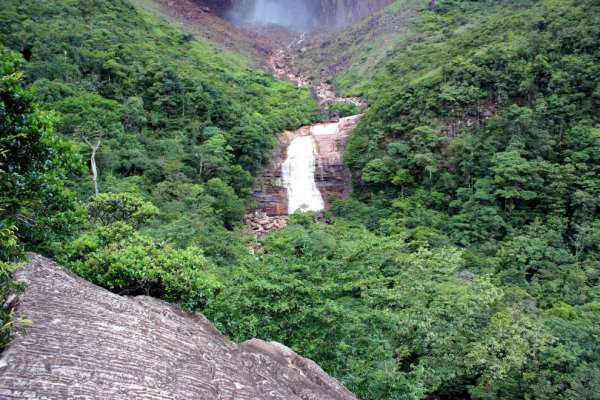 Blick auf einen weiteren Wasserfall unterhalb von Angel