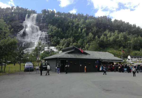 Tvindefossen 前的停车场