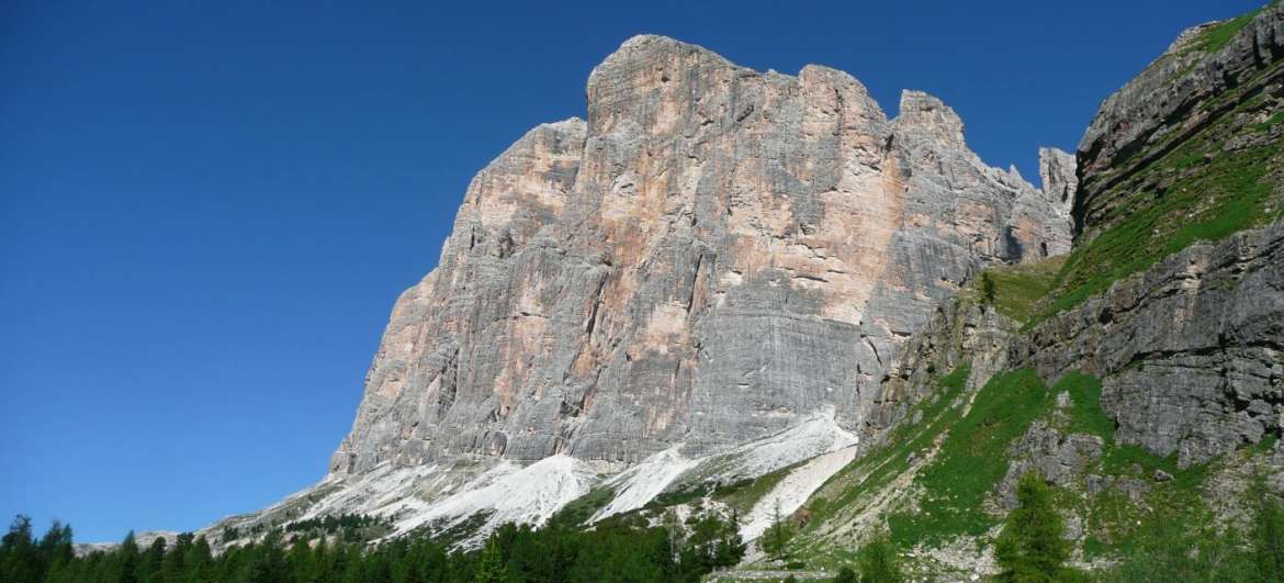 Ascent to Tofana di Rozes: Hiking