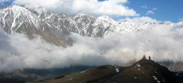 Hike under Kazbeg: Weather and season