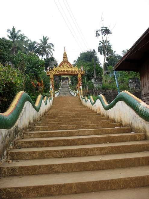 Schody do świątyni Wat Chomkao Manilat