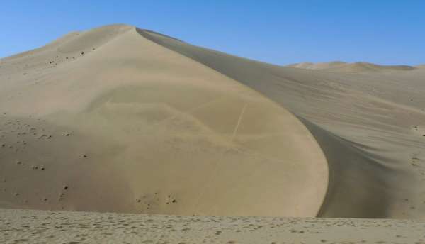 A duna mais alta longe e larga