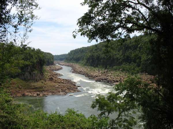 Řeka Iguazú pod vodopády