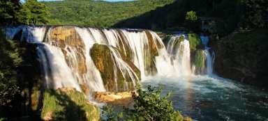 乌纳国家公园的瀑布
