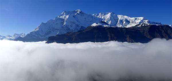 Annapurny II. i IV. ponad chmurami