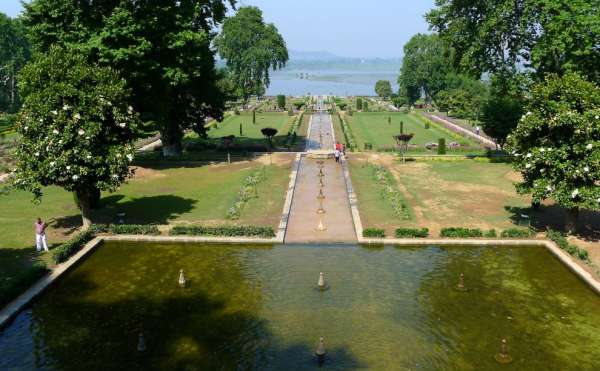 El centro del jardín Nishat