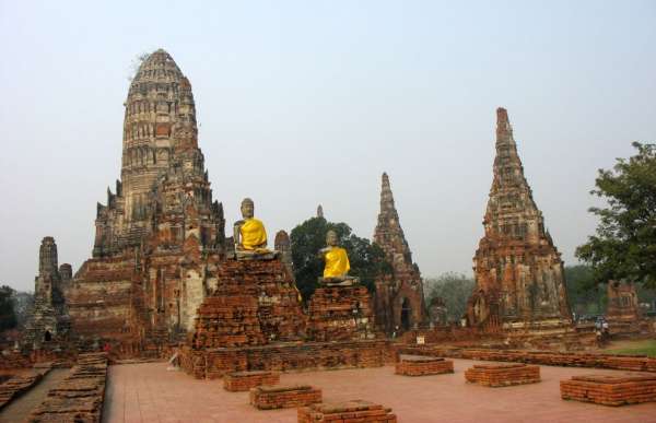 Oblečení Buddhové v chrámu