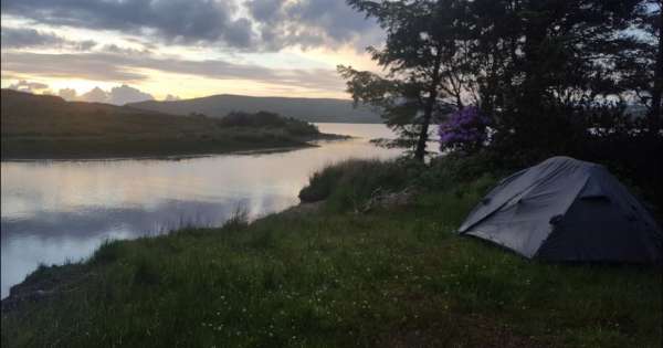 Camper au bord du lac