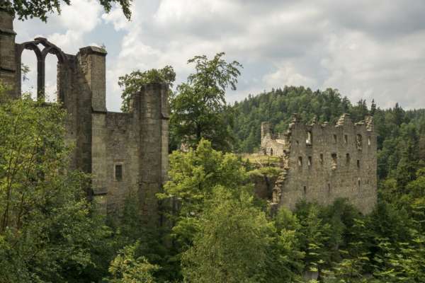 Ruínas do castelo e mosteiro acima do vale Hausgrund