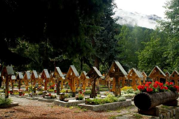 Cemetery near the church in the town of Täsch