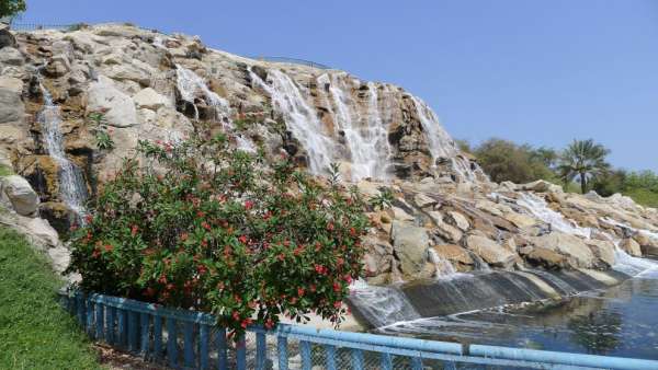Kunstmatige waterval in Qurum Park