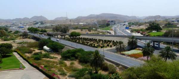 De kruising van snelwegen achter Qurum Park