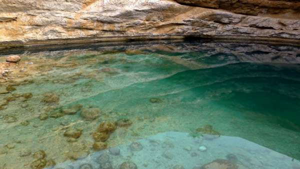 Agua clara en Bimmah Sinkhole