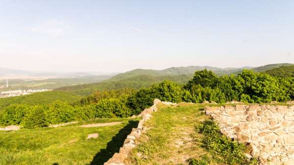 Blick auf die Hügel von Štiavnica