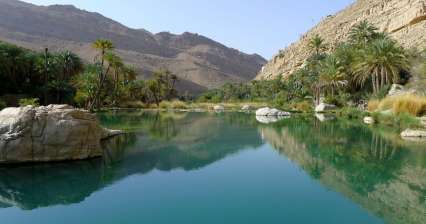 在 Wadi Bani Khalid 游泳