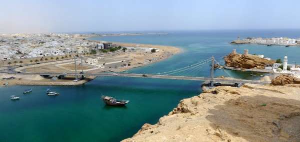 Le pont reliant Sur et Al Ayjah