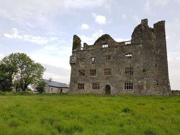 De ruïnes van Leamanagh Castle