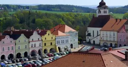 Husovo naměstí、Nové Město nad Metují