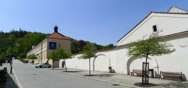 Straße um das Kloster