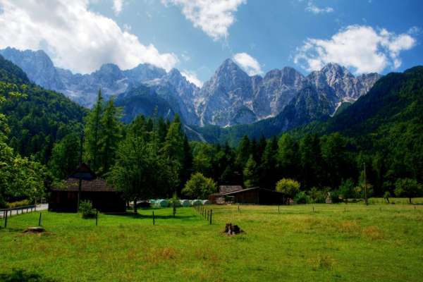 Mit Blick auf die Berge