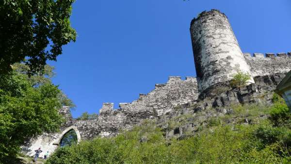 Bij de derde poort van het kasteel