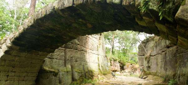 Stenen brug bij de vijver van Mlýnský