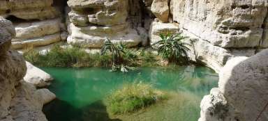 Wadi Ash Shab의 호수로 걸어가기