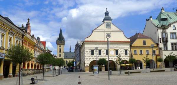 Blick auf das Alte Rathaus und die Kirche St. Johannes der Täufer