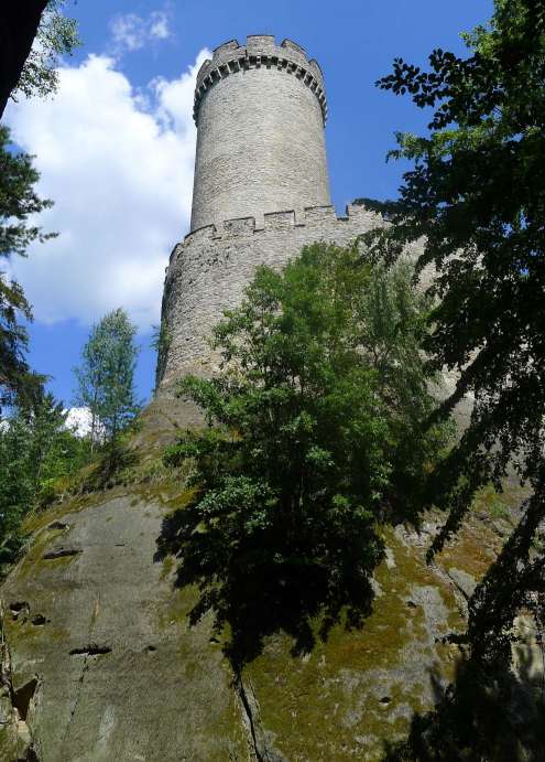 Mohutná hradní věž