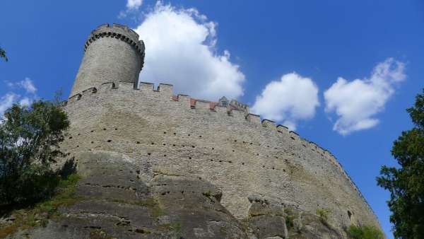 Fuertes muros del castillo de Kokořín