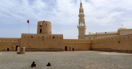 Passeio pelo Castelo de Ras al Hadd