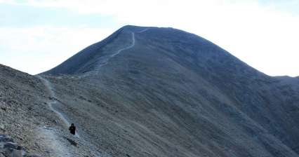Beklimming naar de berg Babadag (3609 m boven zeeniveau)