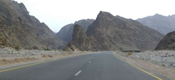 驾车穿过 Wadi Mayh 山谷