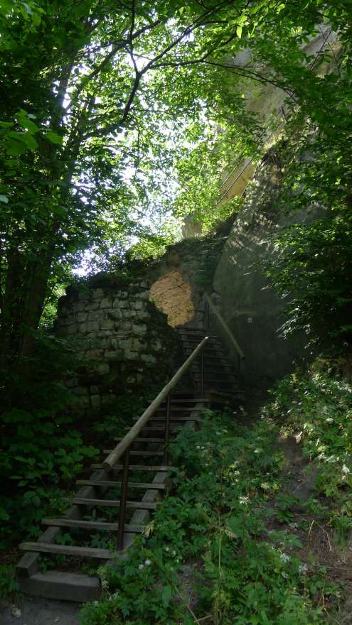 在 Skály 城堡的大门下