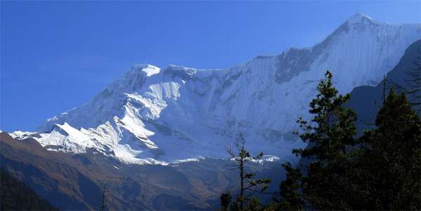 O cume entre Lamjung e Annapurna