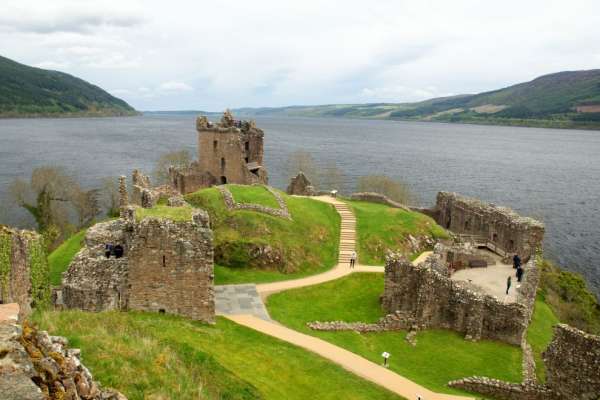 Zamek Urquhart z widokiem na Loch Ness