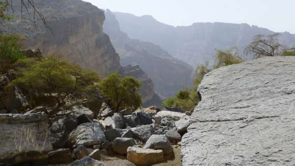 Camino por el cauce del río