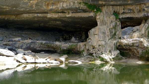 Un'enorme mezza grotta