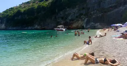 Pláž Makris Gialos