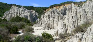 Torres de roca en la playa de Gerakas